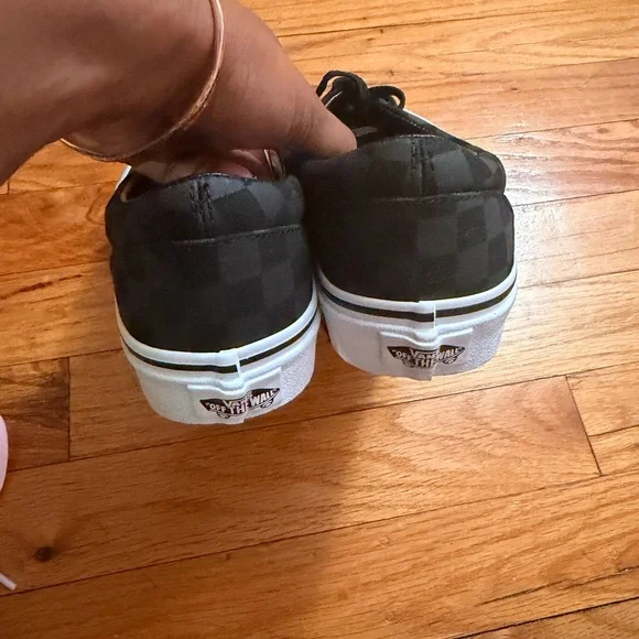 VANS Women Black Checkerboard Low-Top Sneakers w FREE pink laces 💞 - Picture 3 of 5